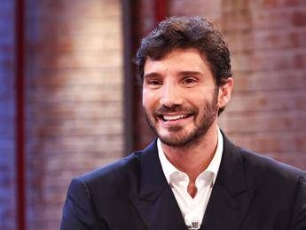 Stefano De Martino conduttore di Sanremo 2027 il golden boy Rai pronto a guidare il festival