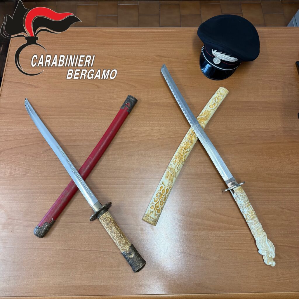 Treviolo, aggredisce la compagna e i Carabinieri arrestato 32enne, sequestrate due katane