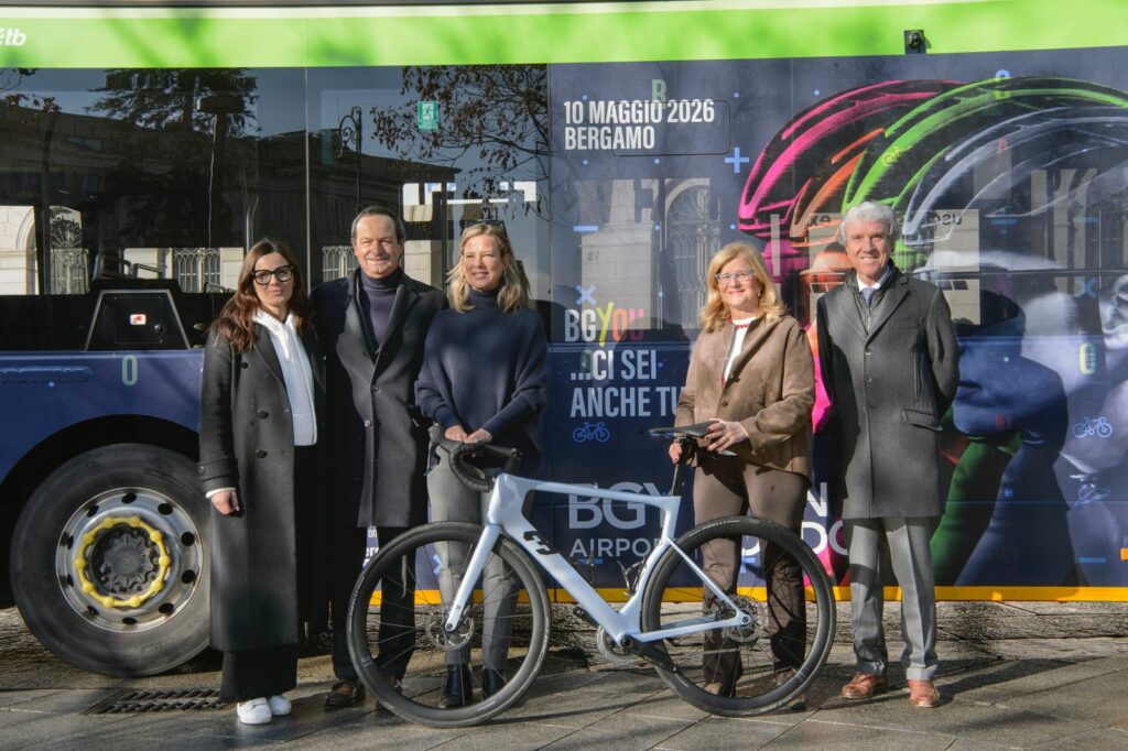 Un autobus ATB personalizzato per promuovere la BGY Airport Granfondo 2026