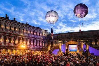 Un ballo sotto le stelle Bridgerton incanta Venezia e inaugura il Carnevale