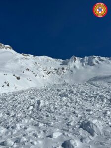 Valanga sotto la Cima dei Tre Confini scialpinista travolto, salvo per pochi metri