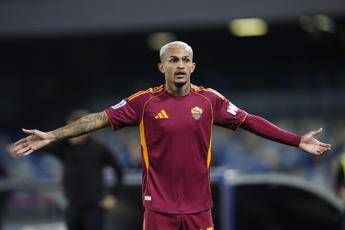 Wesley corre Rrahmani lo stende calcio di rigore giusto in Napoli Roma Wesley corre Rrahmani lo stende calcio di rigore giusto in Napoli Roma