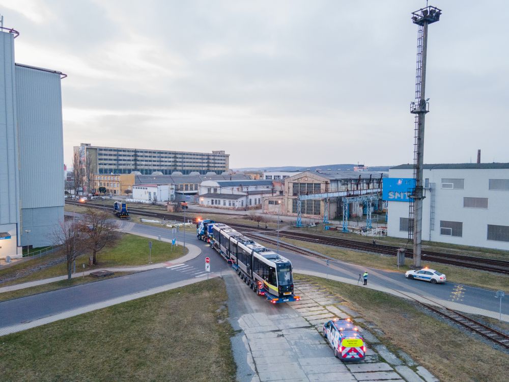 Arriva il primo tram della linea T2 Bergamo – Villa d’Almè consegna prevista questa mattina al deposito TEB