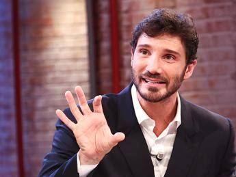 Ascolti tv Step di De Martino vince prima serata con 168 share Ascolti tv Step di De Martino vince prima serata con 168 share