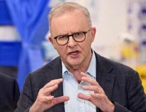 Australia Albanese contestato in moschea contro il premier urla e insulti Australia Albanese contestato in moschea contro il premier urla e insulti