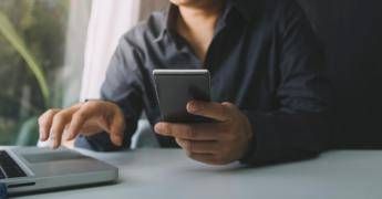 Boom prezzi petrolio e bollette Ue raccomanda smart working