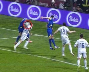 Bosnia Italia fallo di mano di Dzeko sul gol del pari poi gli azzurri reclamano unespulsione. Cose successo