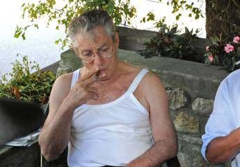 Bossi la canottiera che cambio la politica lestate 1994 del leader della Lega in Sardegna