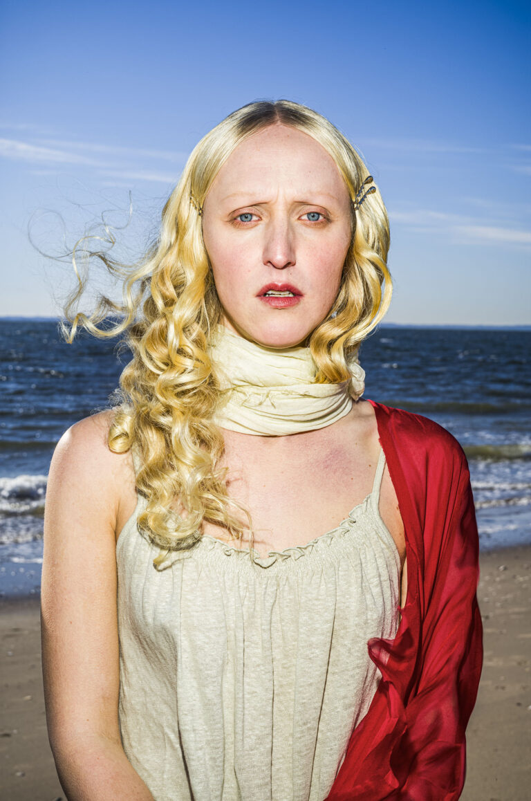 Brescia, la fotografia contemporanea incontra Raffaello alla Tosio Martinengo arriva “Grace Grazia” di Bruce Gilden