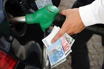 Carburanti nuova ondata di rialzi il gasolio torna sopra i due euro a litro