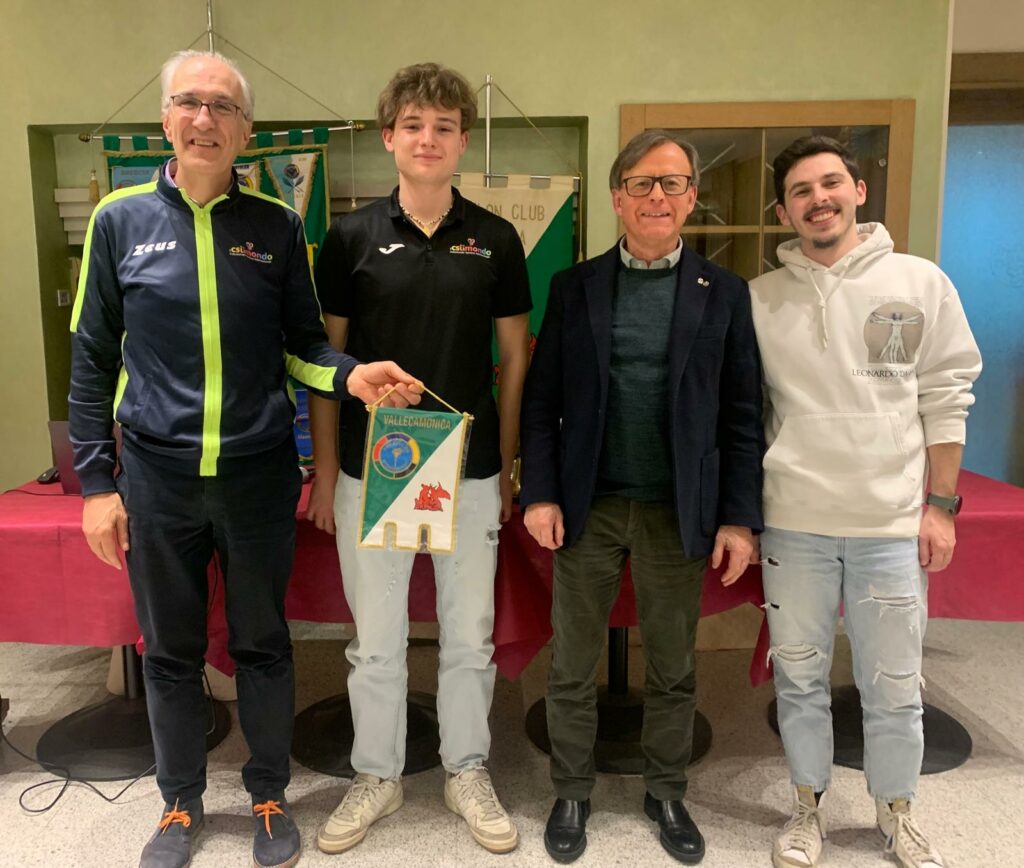 Da sx Tomaso Bottichio Daniele Pedersoli il presidente Bonino e Filippo Ravelli CSI Vallecamonica e Panathlon insieme per la solidarietà: premiato Bruno Pellegrinelli