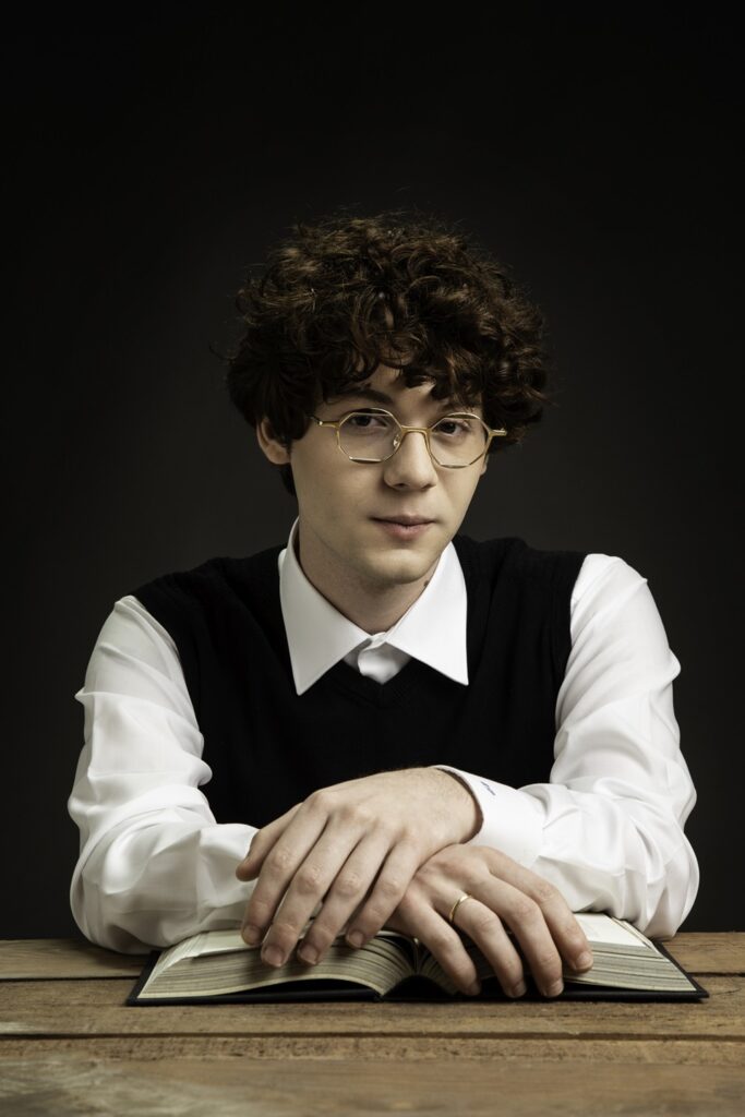 Edoardo Prati a Clusone con “Parole di cura”: dal web al palco per parlare ai giovani attraverso i classici