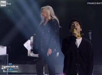 Fulminacci svela il playback a Domenica In e canta con una. banana