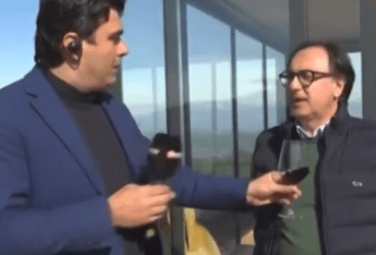 Gaffe a Uno Mattina linviato scambia il microfono. per un calice di vino in diretta Gaffe a Uno Mattina linviato scambia il microfono. per un calice di vino in diretta