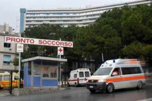 Genova diciassettenne accoltellato alla schiena in centro storico Genova diciassettenne accoltellato alla schiena in centro storico