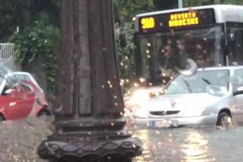 Grandine a Roma sud e sul litorale strade allagate e traffico in tilt