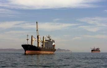 Hormuz e petrolio Trump Usa avanti da soli. Arriva la nave con 2200 marines