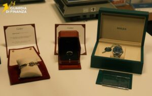 Hostess fermata a Orio al Serio con gioielli di lusso nascosti sanzione e sequestro per oltre 42 mila euro