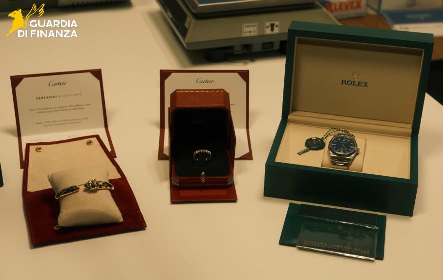 Hostess fermata a Orio al Serio con gioielli di lusso nascosti sanzione e sequestro per oltre 42 mila euro Hostess fermata a Orio al Serio con gioielli di lusso nascosti sanzione e sequestro per oltre 42 mila euro