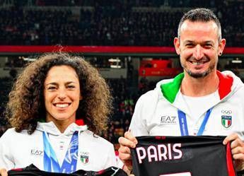 Il Milan abbraccia Brignone e Paris prima del derby con lInter il tributo ai medagliati di Milano Cortina Il Milan abbraccia Brignone e Paris prima del derby con lInter il tributo ai medagliati di Milano Cortina