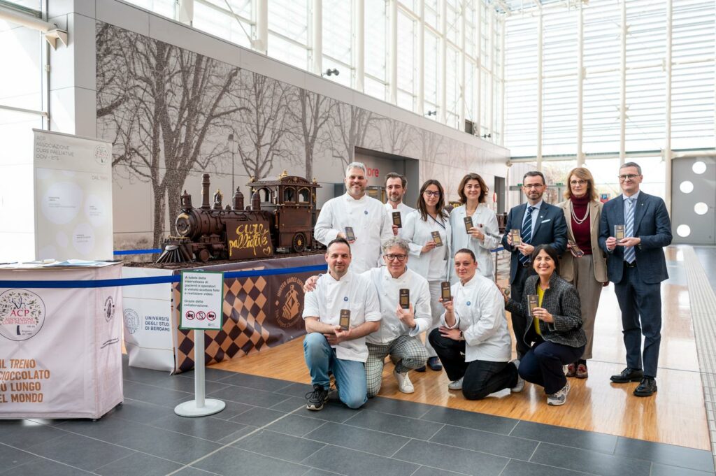 Il Winter Games Express arriva all’Ospedale Papa Giovanni XXIII un treno di cioccolato per l’Hospice di Bergamo