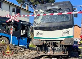 Incidente a Viterbo si scontrano treno e pullman al passaggio a livello studenti feriti