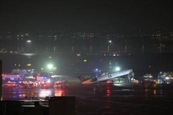 Incidente allaeroporto LaGuardia di New York aereo in fase di atterraggio si scontra con un veicolo Incidente allaeroporto LaGuardia di New York aereo in fase di atterraggio si scontra con un veicolo