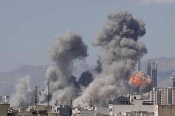 Iran raid Usa Israele sul porto vicino Stretto Hormuz 5 morti. Forti esplosioni udite a Teheran La diretta