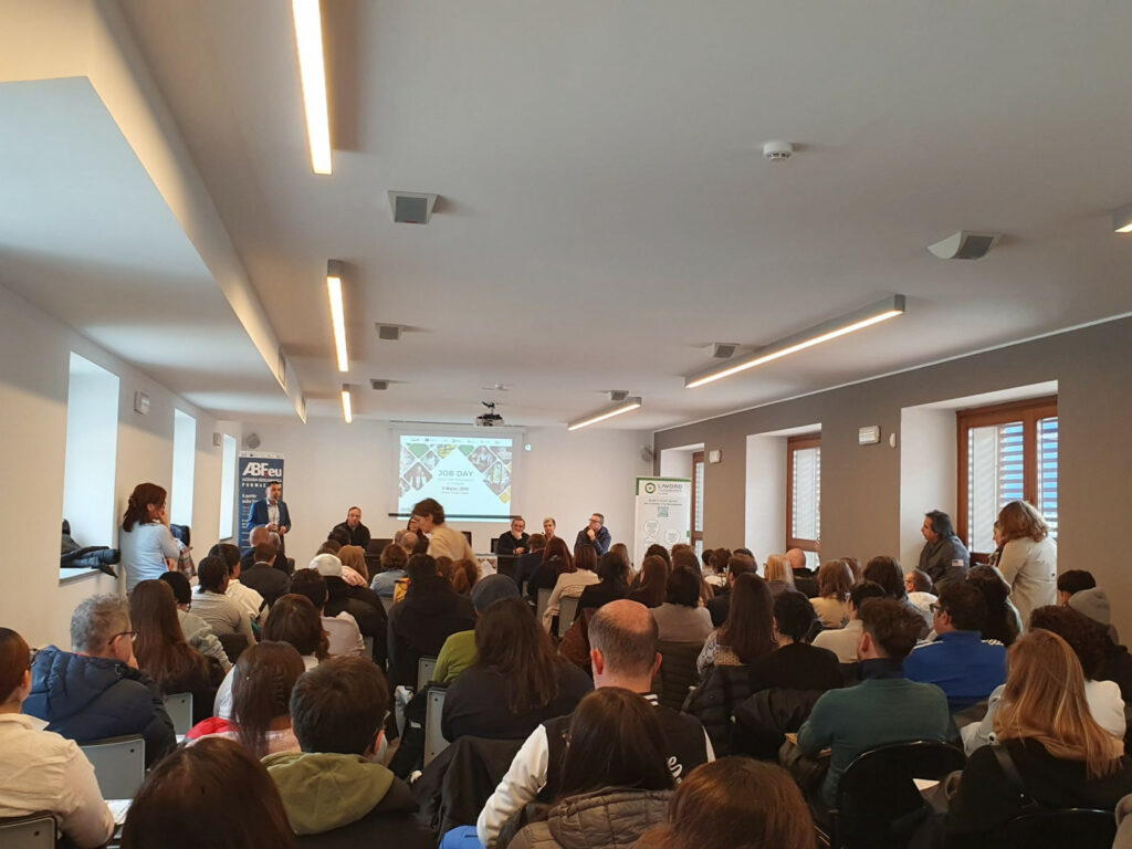 Job Day delle Valli Brembana e Imagna oltre 130 candidati incontrano le aziende del turismo a Zogno Job Day delle Valli Brembana e Imagna oltre 130 candidati incontrano le aziende del turismo a Zogno