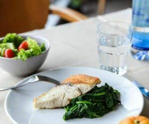 La dieta per invecchiare senza malattie i cibi per arrivare sani a 70 anni lo studio