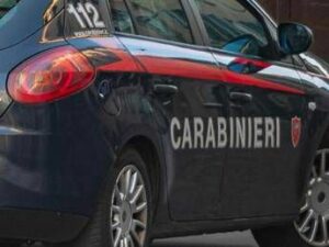 Lecce abusi su bambina di 8 anni due arresti per violenza sessuale aggravata in carcere anche la madre