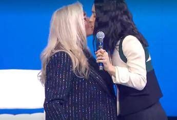 Levante dopo Sanremo Non ce stata censura. E poi bacia in diretta Mara Venier