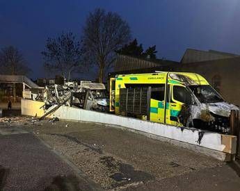 Londra date alle fiamme ambulanze di organizzazione ebraica. Starmer Sconvolgente incendio a sfondo antisemita Londra date alle fiamme ambulanze di organizzazione ebraica. Starmer Sconvolgente incendio a sfondo antisemita