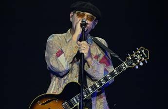 Luca Carboni Si puo nascere due volte. Il suo concerto una messa laica che emoziona Luca Carboni Si puo nascere due volte. Il suo concerto una messa laica che emoziona