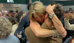 Malpensa atterrato volo con 200 studenti bloccati a Dubai li accoglie un lungo applauso Malpensa atterrato volo con 200 studenti bloccati a Dubai li accoglie un lungo applauso