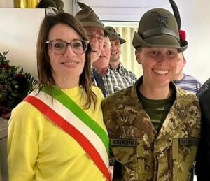 Martina Bettinsoli riceve il cappello con la penna nera Lodrino festeggia una nuova Alpina Martina Bettinsoli riceve il cappello con la penna nera Lodrino festeggia una nuova Alpina