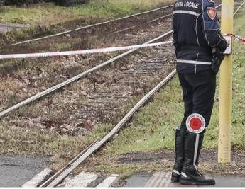 Milano si blocca ruota e tram esce dai binari nessun ferito Milano si blocca ruota e tram esce dai binari nessun ferito