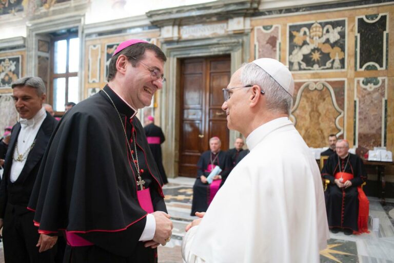 Mons. Rudelli con Papa Leone XIV