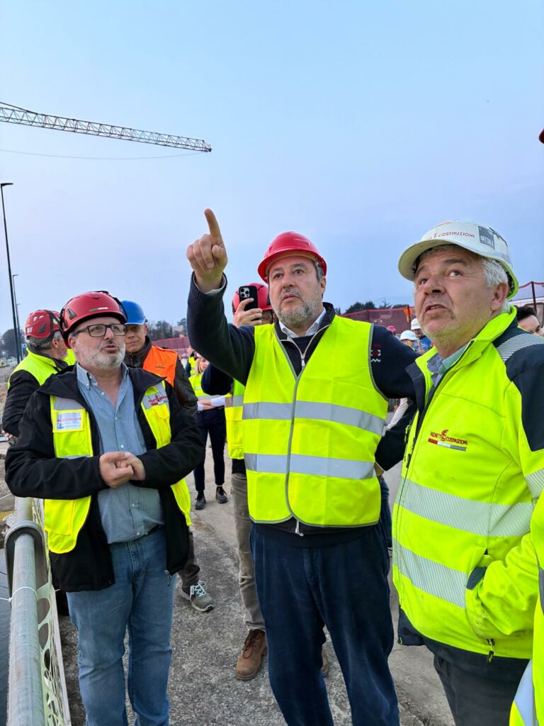 Nuovo ponte di Palazzolo sullOglio sopralluogo del ministro Salvini al cantiere Nuovo ponte di Palazzolo sull’Oglio, sopralluogo del ministro Salvini al cantiere