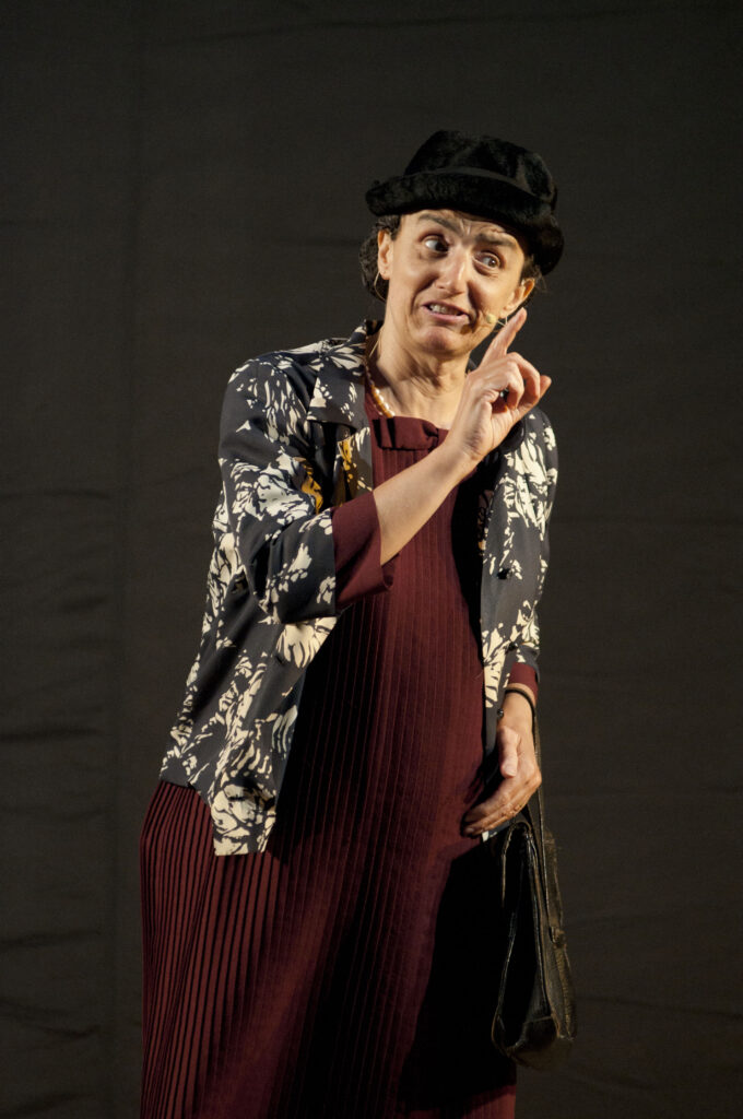 Paola Rizzi torna a Breno con “Paese mio che stai sulla collina”: appuntamento al Teatro delle Ali