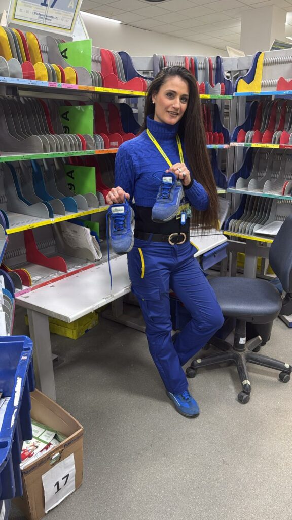 Poste Italiane, da scarpe dei portalettere a pavimenti antitrauma per bambini: Lombardia protagonista del progetto “Scarpa vecchia fa buon gioco”