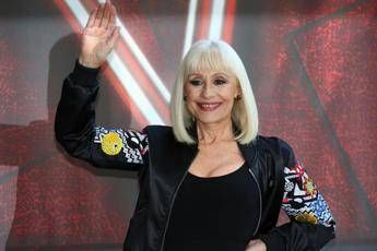 Raffaella Carra spunta il figlio adottivo segreto e lex segretario e manager Raffaella Carra spunta il figlio adottivo segreto e lex segretario e manager