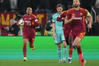 Roma Bologna rigore segnato da Malen ma i giallorossi chiedono un altro penalty. Cose successo in Europa League