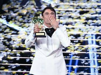 Sanremo Sal Da Vinci La mia e la vittoria di un popolo condivido questo premio con Geolier Sanremo Sal Da Vinci La mia e la vittoria di un popolo condivido questo premio con Geolier