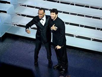 Sanremo ad Rai Passaggio testimone a De Martino in diretta atto generosita di Conti