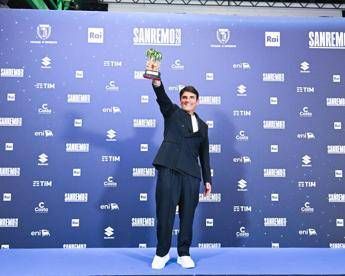 Sanremo vince Per sempre si ma la Crusca boccia il testo Troppi luoghi comuni