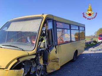 Scuolabus con 10 bambini contro auto nel Pavese feriti conducenti