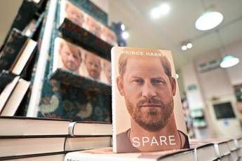 Spare di Harry e il libro piu letto. nei bagni di tutta la Gran Bretagna