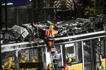 Tram deragliato a Milano conducente indagato per disastro ferroviario Tram deragliato a Milano conducente indagato per disastro ferroviario