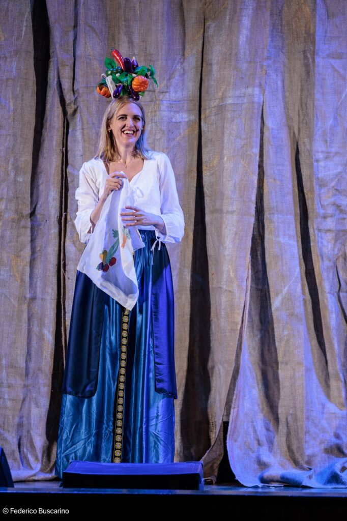 Ghedi, Ippolita Baldini porta in scena “Una ballata per Chiara”: teatro tra ironia e spiritualità